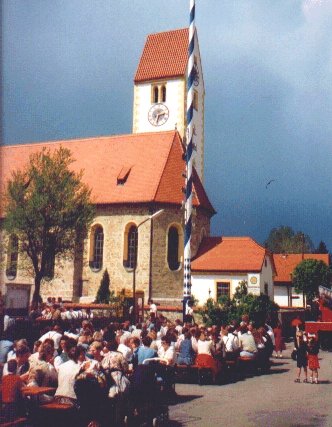 Ellmosen, Kirche und Maibaum